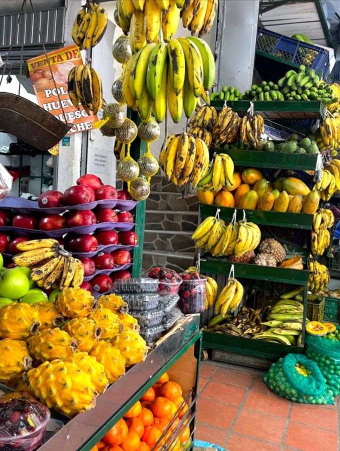 Vista del Mercado de Ocaña, un colorido espacio donde se exhiben frutas frescas.