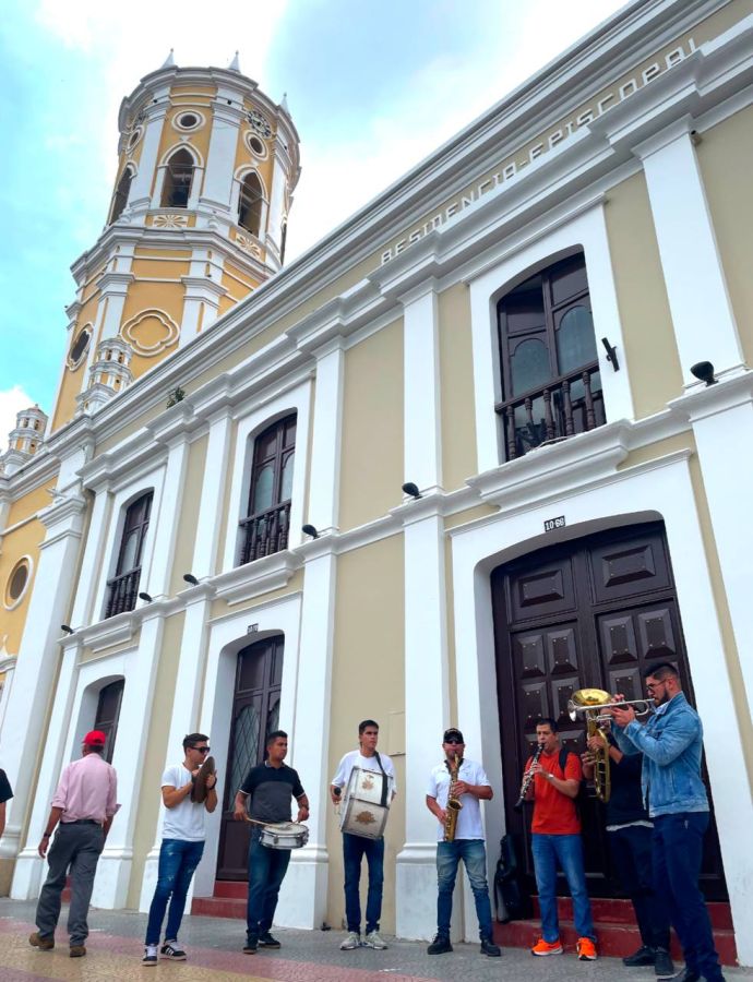 Grupo de músicos interpretando melodías al aire libre frente a la Catedral de Santa Ana en Ocaña, Norte de Santander.