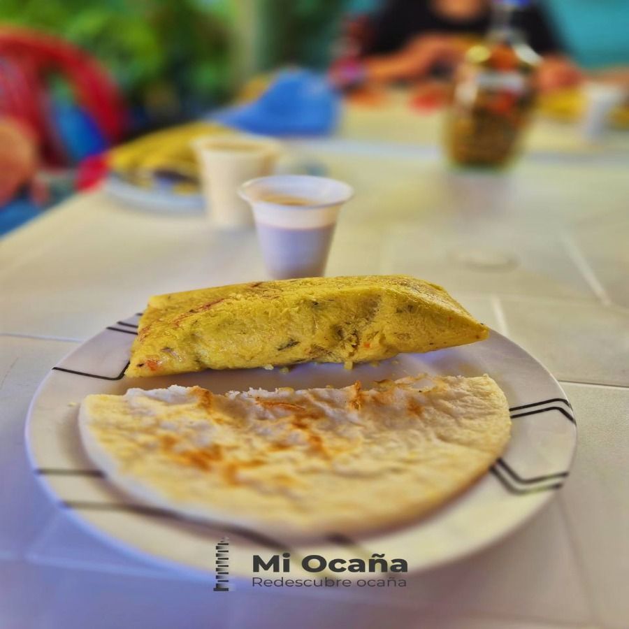 Un tamal con su arepa ocañera, parte de los sabores tradicionales cuyo precio varía según el mercado.